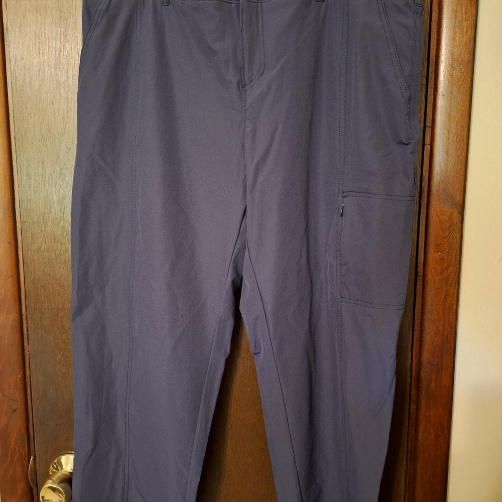 Kirkland, navy blue, athletic capri pants. Size 14.